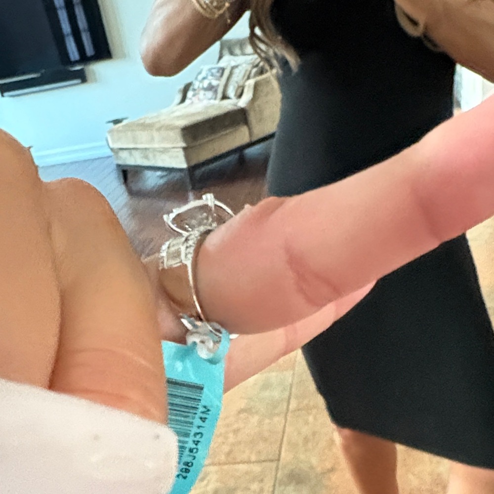 Gorgeous moissanite ring - Picture 4 of 6